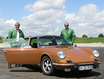 Zwei der Marburger Kradfahrer mit dem Porsche von Henning Baum (Leo Kraft)