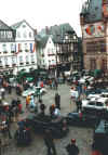 Der Markplatz in Marburg aus der Vogelperspektive