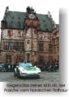 Der Porsche aus Stuttgart vor dem historischen Rathaus in Marburg