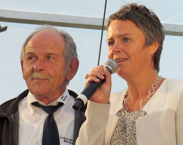 Landrätin Kirsten Fründt während ihrer Rede zum Jubiläum des PMC, links daneben der Vorsitzende des PMC - Hans-Heinrich Menche