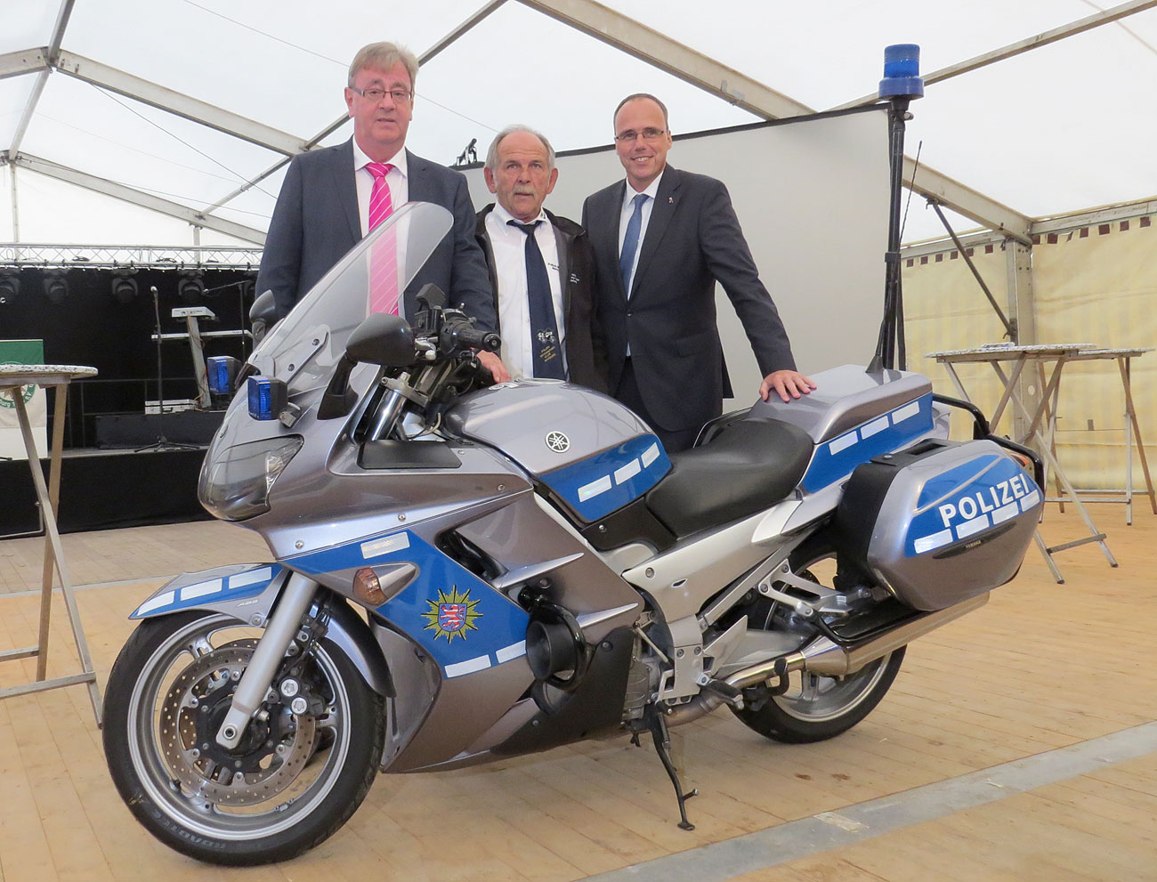 25 Jahre Polizei-Motorsport-Club Marburg - ein Geschenk von Innenminister Beuth (rechts) - eine Polizei-Yamaha, mit OB Vaupel (links) und PMC-Vorsitzender Menche