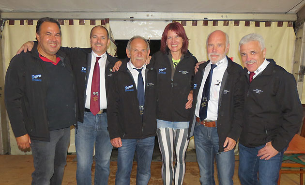 Die Sängerin der Saragossa Band, Gudrun Overhoff-Poppinga, mit dem Team vom Polizei-Motorsport-Club Marburg 
