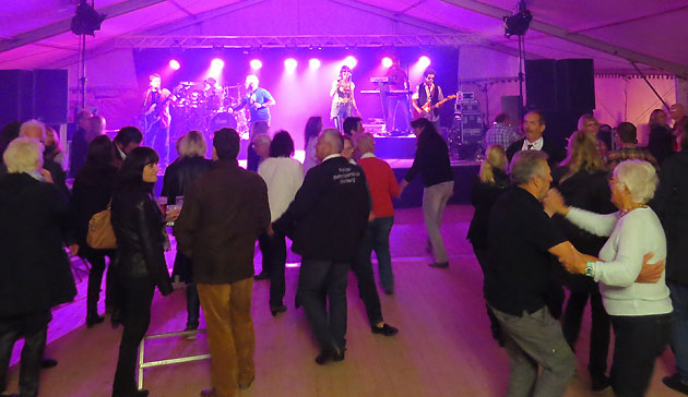Die Saragossa Band sorgte im Festzelt in Marburg für Stimmung unter den Gästen