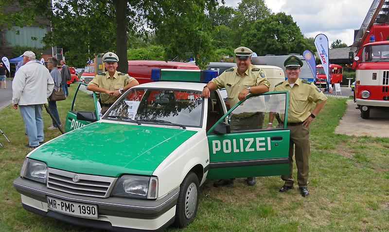 Das Team aus dem 1. Deutschen Polizeioldtimer Museum in Marburg in der historischen Uniform zur Wendezeit im Rahmen der Veranstaltung „30 Jahre gemeinsame Freiheit – 30 Jahre Mauerfall“ - mit dem Opel Ascona