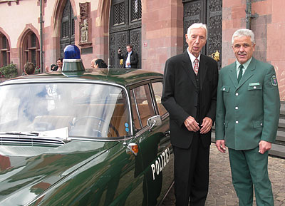 Der ehem. hessische Innenminister Dr. Herbert Gnther (links) mit Eberhard Dersch vom Polizeioldtimer Museum neben dem Mercedes 190c