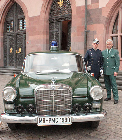 Polizeioldtimer, Mercedes-Benz 190c, mit zwei Polizisten in historischer Uniform