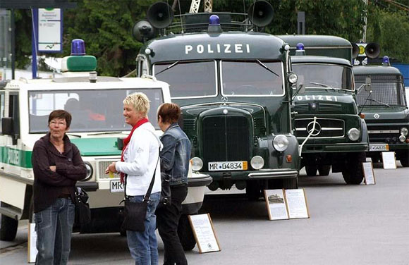 Archivbild der Polizeioldtimer-Ausstellung auf dem Hessentag