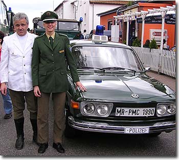 v.l. Eberhard Dersch mit der Polizeispitzensportlerin und Polizeikommissars-Anwrterin Friedrich neben dem VW 412