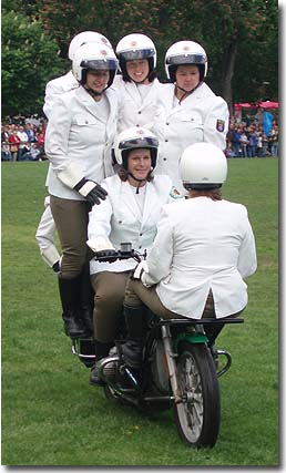 Sieben Damen des PMC-Marburg auf einem Motorrad beim Hessentag in Hessisch Lichtenau