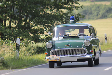 Der Opel Olympia P1 als Polizeifahrzeug im Rahmen der ADAC-Oldtimerfahrt Hessen-Thüringen