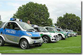 Ein Teil der ausgestellten Fun-Polizei-Cars auf dem Hessentag in Butzbach