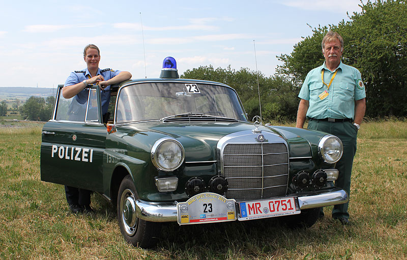 Polizei-Team Mercedes Benz 190c - Ellen Laus und Peter Henze