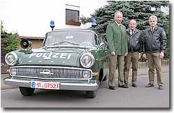 Horst Sartor, Henner Menche und Eberhard Dersch neben dem Opel Kapitn