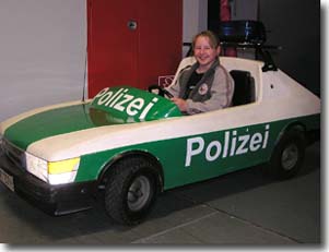 Mdchen im Mini-Polizeifahrzeug