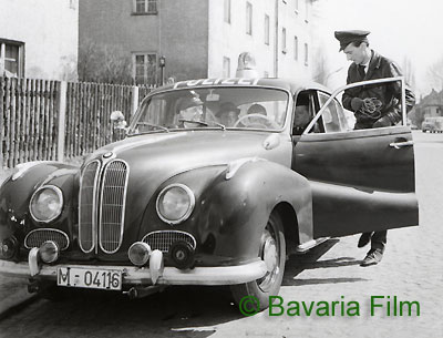 Ein Bild aus der Polizeiserie "Isar 12" mit einem BMW 501 - © Bavaria Film