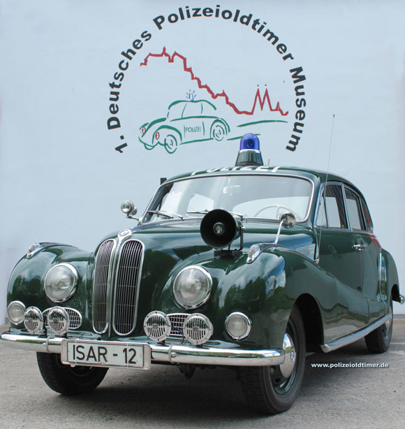 Der BMW 501 (Isar 12) aus dem 1. Deutschen Polizeioldtimer Museum in Marburg ausgezeichnet mit dem "Goldenen Klassik Lenkrad"