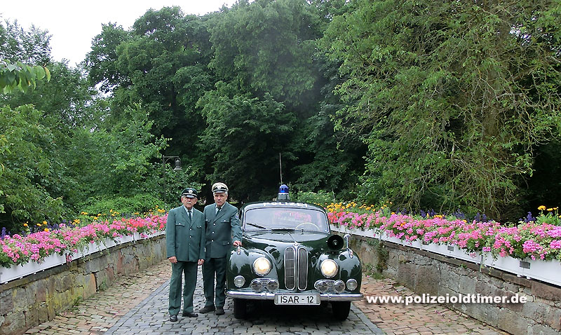 BMW 501 "ISAR 12" mit historischer Besatzung am Marburger Schloss