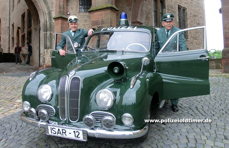 Der BMW 501 aus dem Marburger Polizeioldtimer Museum mit den beiden bisherigen Vorsitzenden des PMC, dem leider schon verstorbenen Hans-Heinrich Menche (rechts) und Eberhard Dersch, in historischer Polizeiuniform vor dem Marburger Schloss