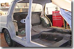 Innenraum des Mercedes 190c kurz vorm Lackieren