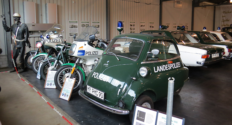 Blick in eine der Museumshallen des 1. Deutschen Polizeioldtimer Museums in Marburg  - vorne kann man die BMW Isetta als Polizeifahrzeug erkennen