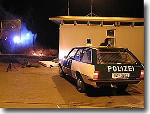 Ein Bild von Filmaufnahmen an einem Tatort mit einem Auto aus dem Polizeioldtimer Museum in Marburg
