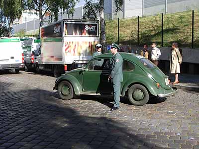 Ein Polizist vor unserem VW-Kfer - mit Maschinenpistole