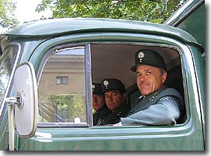 Ein Teil der Polizisten im Mercedes 323 aus dem Marburger Museum, Fahrer Eberhard Dersch