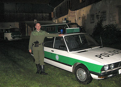 unser Polizei-Komparse, Andi Schwartz, mit dem Polizei-BMW im Fim "Sommer in Orange"