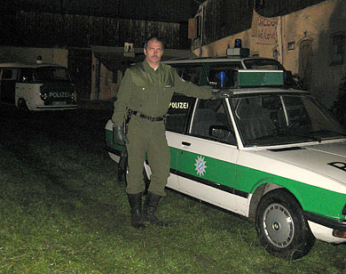 unser Polizei-Komparse, Hans-Peter Kaletsch, mit dem Polizei-BMW im Fim "Sommer in Orange"