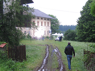 Am Drehort zu der "Sommer in Orange" in Oberbiberg bei Mnchen  herrschte Regenwetter
