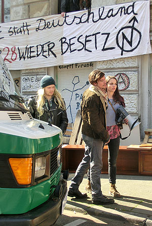 Schauspielern Philipp Danne und Lena Markwald vor dem besetzten Haus in Köln mit Polizeioldies aus Marburg
