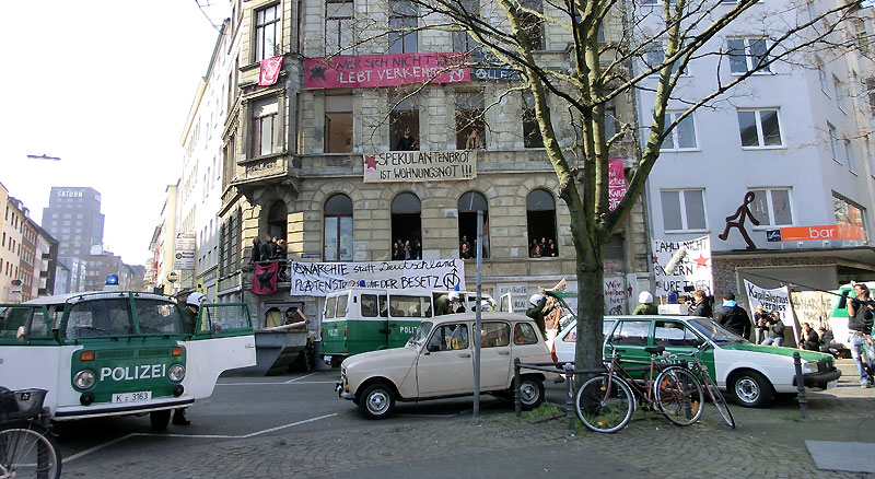 Polizeioldtimer aus dem 1. Deutschen Polizeioldtimer Museum während der Filmaufnahmen zur Krimireihe "Marie Brand" vor einem besetzten Haus in Köln