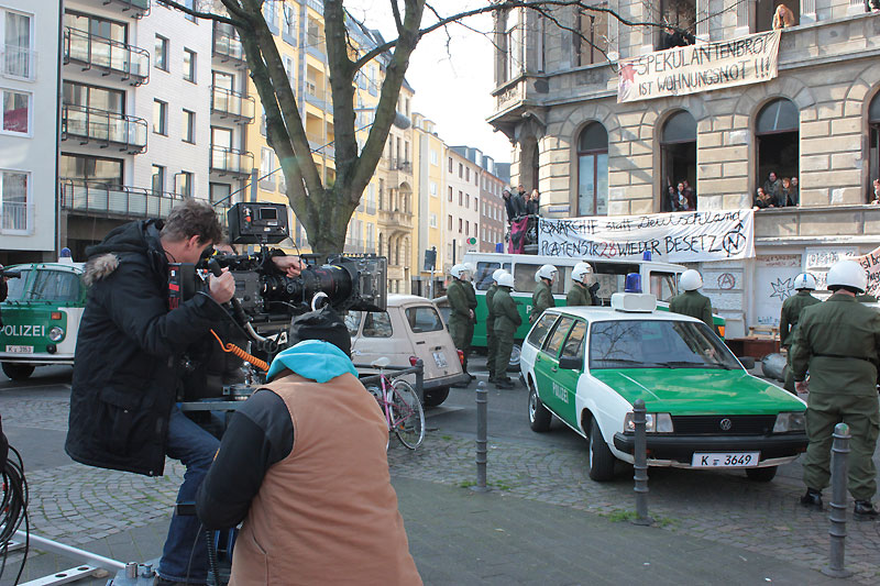 Beim Dreh in Köln zu der Krimireihe des ZDF "Marie Brand und das Erbe der Olga Lenau" - hier vor dem besetzten Haus mit den Polizeifahrzeugen aus dem 1. Deutschen Polizeioldtimer Museum 