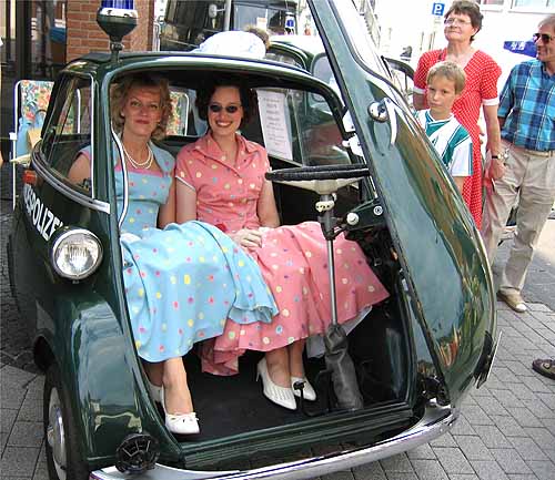 Die BMW-Isetta mit zwei schnen Damen im Petticoat