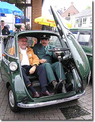 Brgermeister Schmidt mit Hans-Peter Kaletsch in der Polizei-Isetta