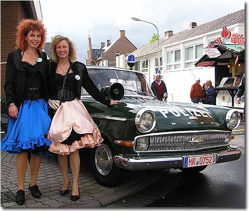 Zwei Damen im Pettycoat vor dem Polizei-Opel Kapitn