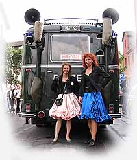 Zwei Damen im Pettycoat vor derm Polizei-Fernmeldebetriebsbus