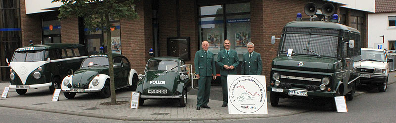 Das Golden Oldies Polizei-Team am Sonntag - mit den ausgestellten Polizeifahrzeugen