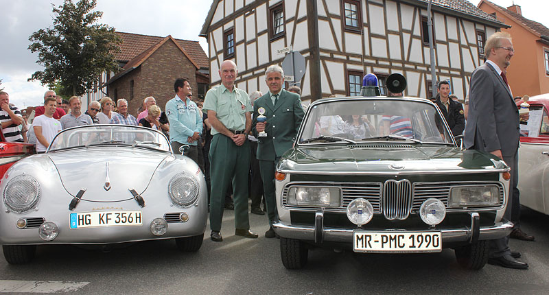 Der "BMW-Filmstar" aus Marburg mit von links Klaus Brandt und Eberhard Dersch und dem Pokal