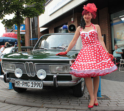 Polizei-BMW mit Petticoat-Dame