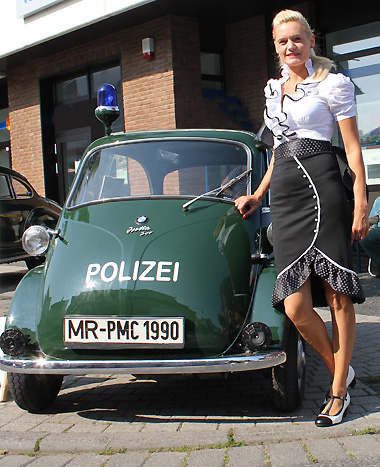 Polizei-Isetta mit Dame im entsprechenen Golden Oldies-Outfit
