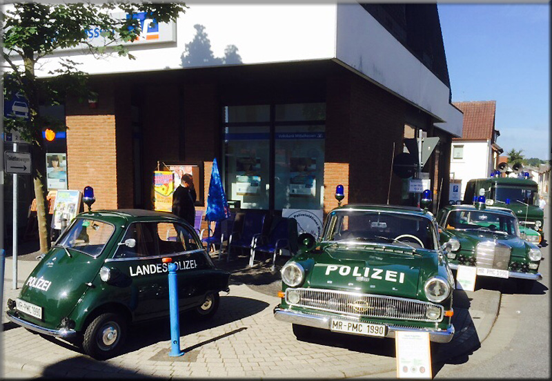 Die Polizeioldtimer warten auf die Besucher der Golden Oldies in Höhe der Poststraße - ein aktuelles Bild vom Sonntag 