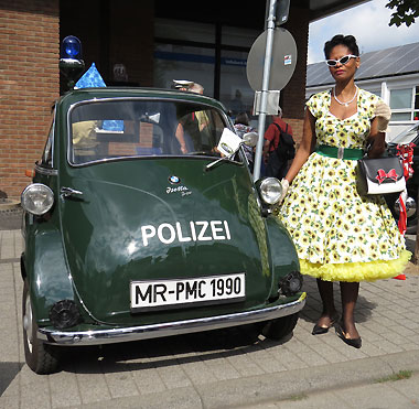 Diese Petticoat-Dame posiert bei den Golden Oldies neben der BMW Isetta 