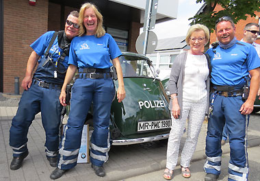Auch die Polizei-Kradfahrer/-in schauten mal mit Rita Langhammer vom Organisationsteam der Golden Oldies an Polizeistand vorbei - hier mit der BMW-Isetta