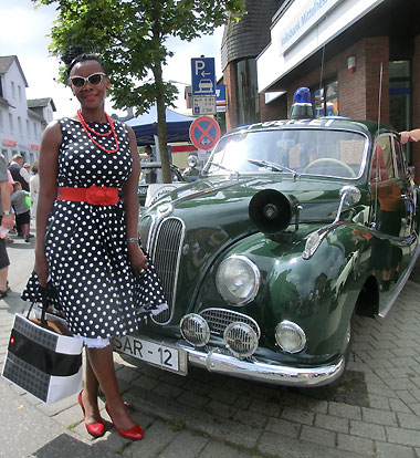 Petticoat-Dame vor dem Polizei BMW 501 "Isar 12" auf den Golden Oldies