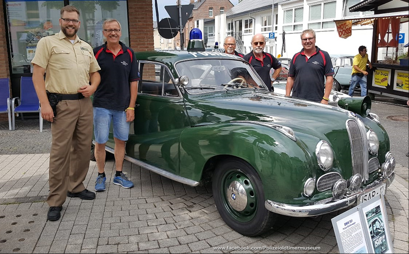 Das Team aus dem 1. Deutschen Polizeioldtimer Museum auf den Golden Oldies vom Samstag mit der Isar 12 