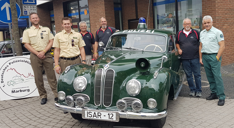Das Team aus dem 1. Deutschen Polizeioldtimer Museum auf den Golden Oldies vom Sonntag letzten Jahres mit der Isar 12