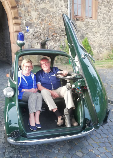 Rita Langhammer und ihr früherer Chef, Altbürgermeister Gerhard Schmidt, zusammen in der BMW Isetta aus dem Polizeioldtimer Museum in Marburg 