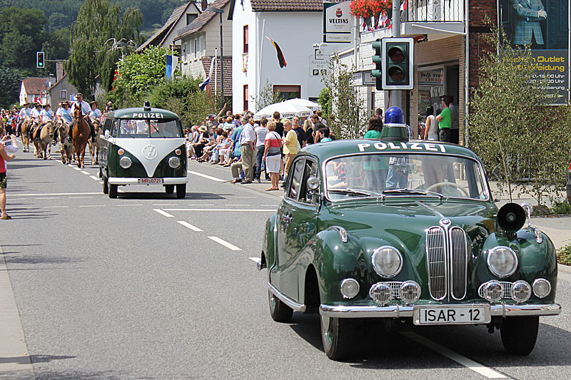 Polizeioldtimer beim Grenzgangsfestzug in Buchenau - dier BMW 501 "Isar 12" und der VW Bulli T1