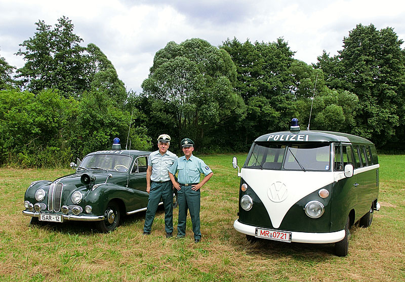 Der BMW 501 (links) bekannt aus der Polizeiserie "ISAR 12" mit Eberhard Dersch (daneben) und der VW Bulli T1 bekannt aus dem Werner-Film "Werner Eiskalt" mit Frank Dönges